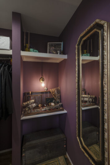 ウォークスルー収納の中に設けたアクセサリースペース。ディスプレイにセンスが光る。