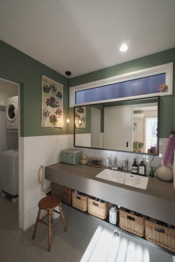 洗面台の鏡は特注品。ゆったりと使える空間に。