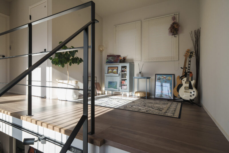 階段を上がると踊り場には楽器などが並ぶスペースが。「友人が来た時には、ここで寝てもらうこともあります」と奥さま。