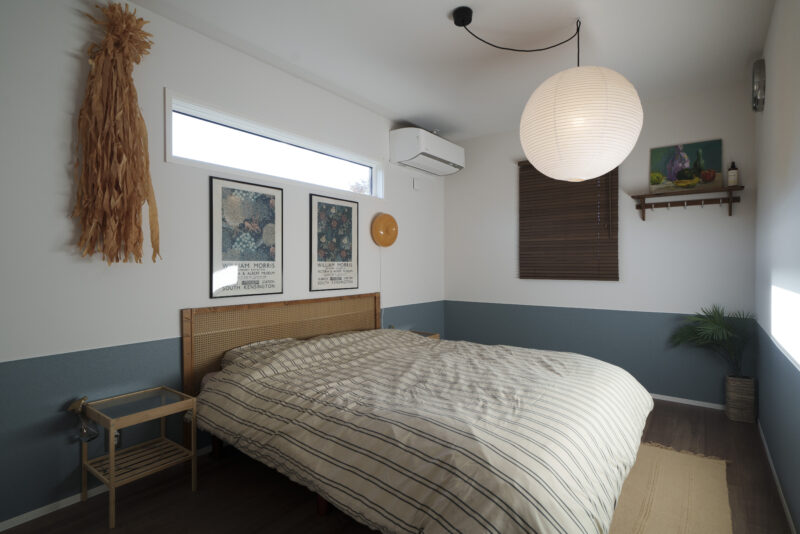 いろいろな場所で一目惚れしたという小物たちが各所に並ぶ。ジャンルや年代が異なる様々な小物が並んでいるが、すんなり調和しているのはご夫妻のセンスの賜物。