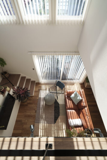 リビングの掃き出し窓、そしてハイサイドライトからたっぷりと光が差し込む。