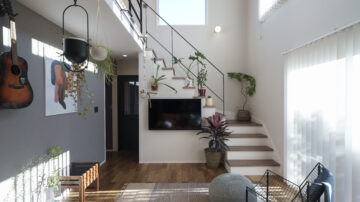 ムダや無理を省いた光を採りこむ大胆な吹き抜けの家