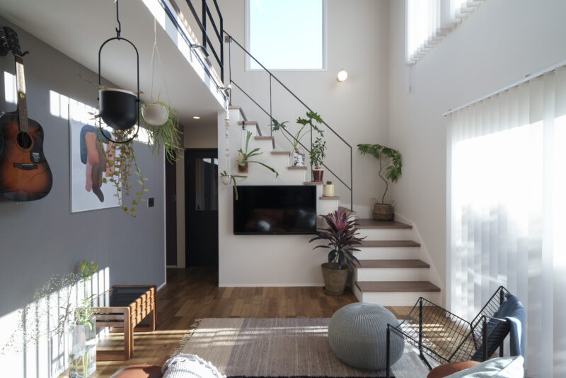 スケルトンのかね折れ階段はS 邸のシンボル的な存在。たくさんの観葉植物がバランスよく配置されている。