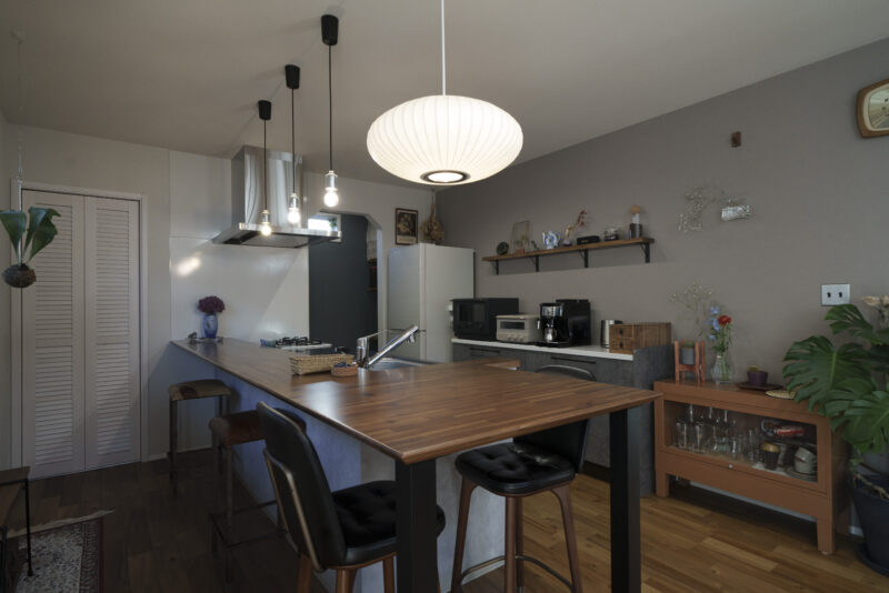 ダイニングテーブルは置かず、造作したL 型のダイニングカウンターで食事するスタイル。友人が遊びに来た時には居酒屋カウンターに早変わり。