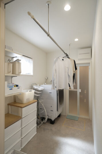 「洗ってすぐ干す」が可能な脱衣スペース。