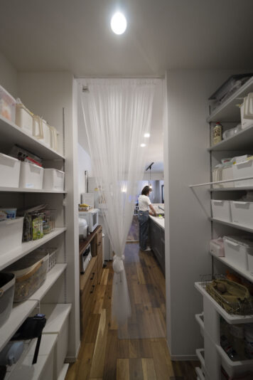 キッチンと子ども部屋をつなぐパントリー。
