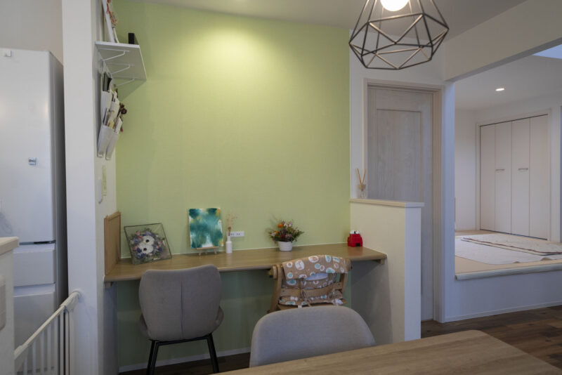 明るいグリーンの壁紙がダイニングのアクセントに。グリーンにはリラックス効果があり、疲れも癒してくれる。