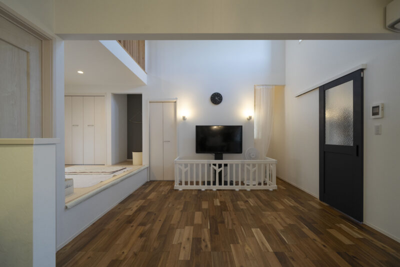 左手に見える小上がりはゴロンと寝転がったり、キッズスペースにしたりと活用の幅が広く、収納も充実。「先日の初節句では床の間にひな人形を飾りました」と奥さま。