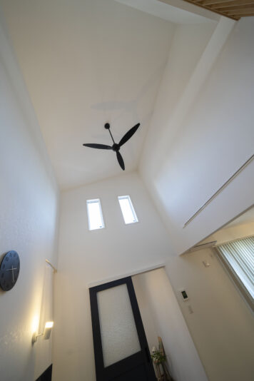 大型のシーリングファンが１階とロフトの空気を循環させる。
