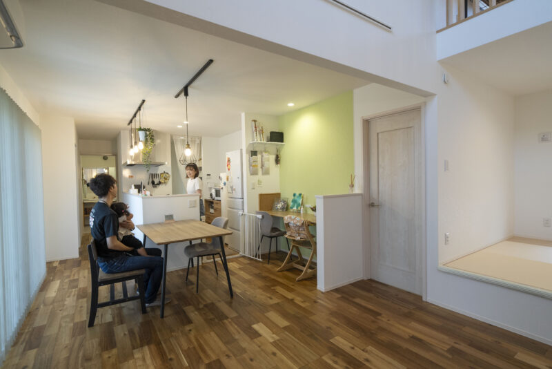 ちょっとした作業ができるカウンターがキッチンのすぐそばにあるので、煮込み料理などで火を使っている時もキッチンから離れることなく「ながら作業」ができる。