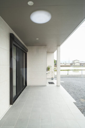 「タイルデッキにはゴザを敷いてBBQ をすることもあります。軒が深いので、夏は涼しく、冬は光が差し込んできてとても快適なんです」とご主人。