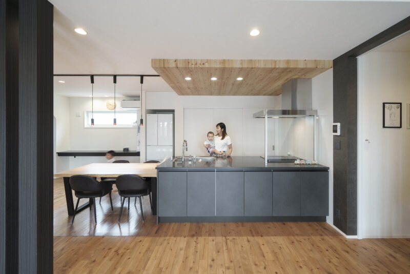 ナチュラルな木目調の下がり天井があるキッチン。収納も豊富。