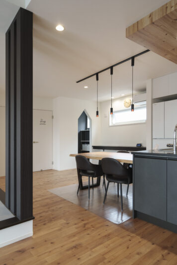 収納ルームの入り口は三角形に切り取って印象的に。