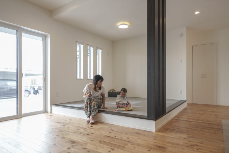 リビングの小上がりスペース。段差は低めなので子どもが遊んでも安心。