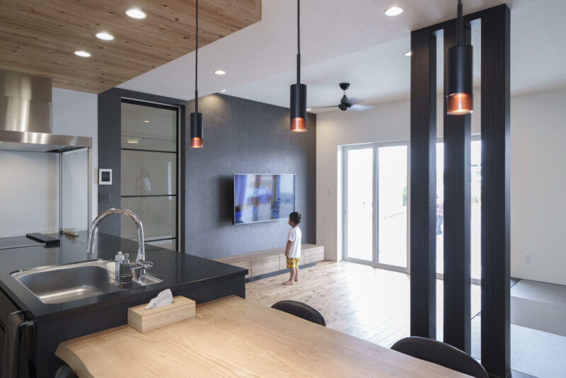 キッチンからリビングと庭を見渡せる。