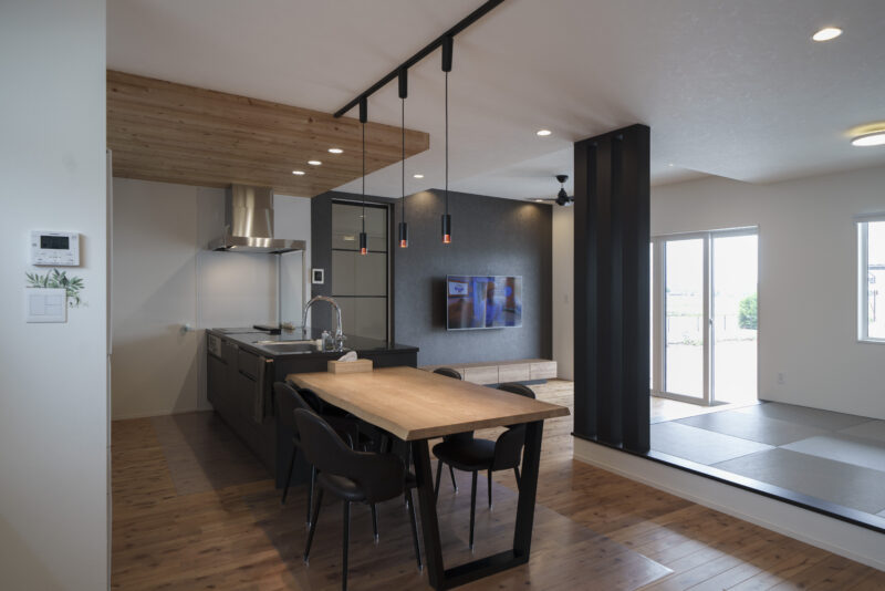 ナチュラルな木目調の下がり天井があるキッチン。収納も豊富。