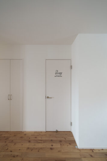 ドアも壁紙もホワイトで統一したので、空間に広がりが感じられる。