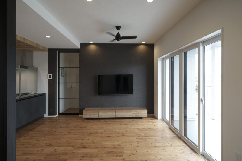 所々に差し色として配色されているブラック。床には木目が優しくやわらかな表情を持つプレイリーホームズの「サクラ・ダ・バーチ」を採用。固く丈夫なのも特徴