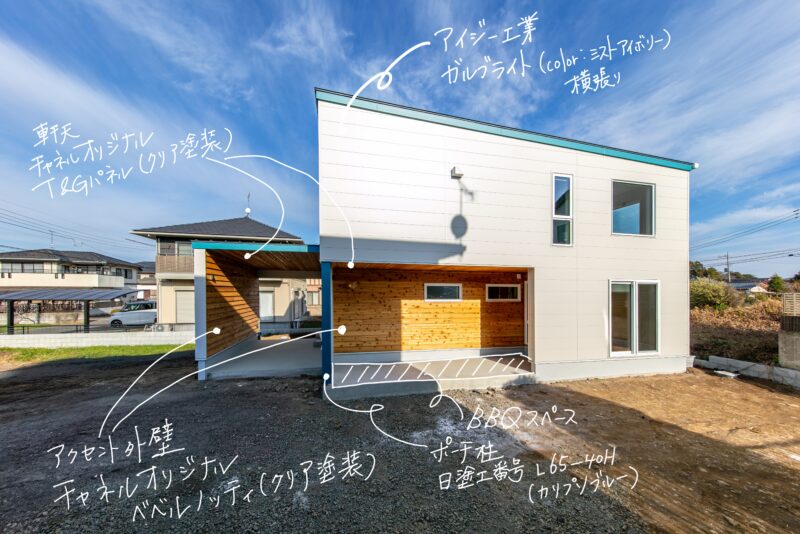 外観はアクセントに木目を。メインはミストアイボリー色のガルブライトを横張りに。