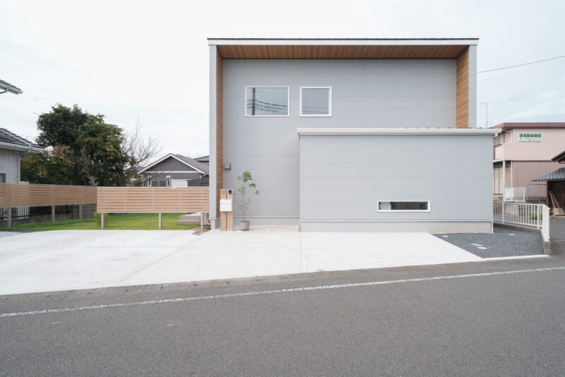 土地探しからスタートしたN家族。選んだのは子育て支援が充実している那珂市でした。幼少期に喘息に悩まされたというご主人は「子どもは夏涼しくて冬あたたかい、快適な環境で育てたい」と、住宅の性能を重視。予算内で気密・断熱などの性能を満たしているFSが候補に上がりました。決め手はFS担当者の人柄。「担当者さんの営業っけが無くて（笑）。契約を決めることではなく、ただただ良い家を作ることに集中してくれたので、この人なら任せられると感じました」と奥さま。性能面はご主人が、デザイン面は奥さまが担当し、バランスの良い北欧ナチュラルスタイルの家が完成しました。