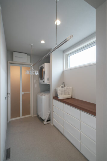 脱衣所には服を畳んだりするのに便利なカウンターを造作。「二人とも花粉症持ちなので外干しはNG。乾太くんがあるのでストレスなく洗濯ができて、だいぶラクです」と奥さま。<br />
