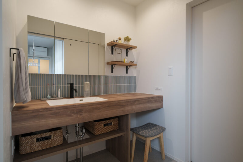 名古屋モザイクの縦長ボーダータイルを貼った、素敵な造作洗面。汚れが目立たず手入れもラクなのだそう。