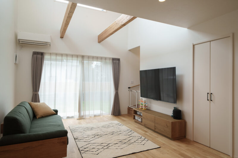 絶対取り入れたかったという、木の素材感を活かした化粧梁。吹き抜けと相まってN邸のリビングの象徴的な存在となっている。<br />
