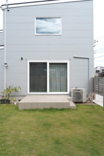 BBQや子どもの遊び場として大活躍しているお庭。「ウッドデッキと迷ってタイルデッキを選んだんですが、結果としてメンテナンスがラクで良かったです」とご主人。