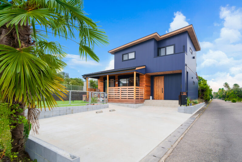 広い庭にはサッカーゴールも！子どもたちが元気に走り回っても安心な芝生が一面に。