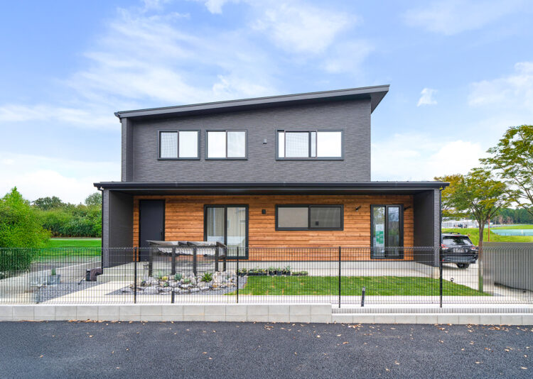 土地探しや間取りでまず重視したのは日当たり。庭（南側）に植物育成コーナーを、２階南側にはご主人の「植物育成部屋」を配置し、２階北側と１階キッチンそばに奥さまの推しグッズコーナーを配置しました。