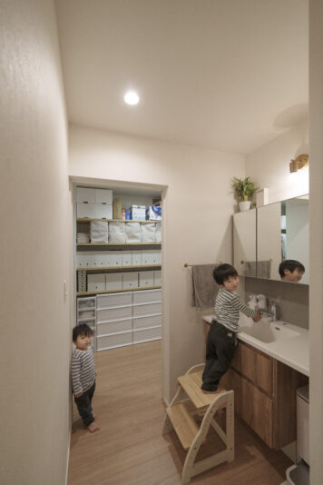 玄関のすぐそばに設置した手洗いスペース。「脱衣所と手洗いが近いのが普通だと思うんですが、入浴時なんかは、家族であってもちょっと気まずい…。だからあえて離して設置したんです」とご主人。