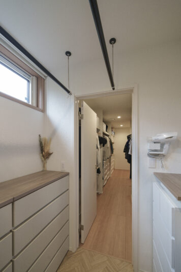 洗濯・乾燥させた衣類は畳まずに、そのままウォークインクローゼットに掛ける、洗濯時短のテクニック。