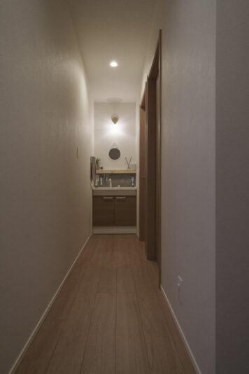 ２階の洗面スペース。もともとご主人の実家がこのスタイルで便利だった、という理由で採用したが、家族が風邪を引いた時に２階だけで暮らしが完結でき、感染予防にもなったそう。