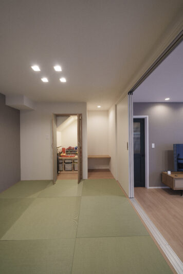 小上がりは「和室が欲しい」というＴ夫妻の要望を受けて設計。階段下スペースを活かした収納や段差部分の収納など、空間をスッキリさせるアイデアも詰まった場所。