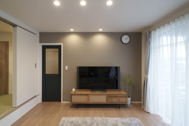 リビング左手に見えるのは小上がりの畳コーナー。仕切って個室にすることもできる。