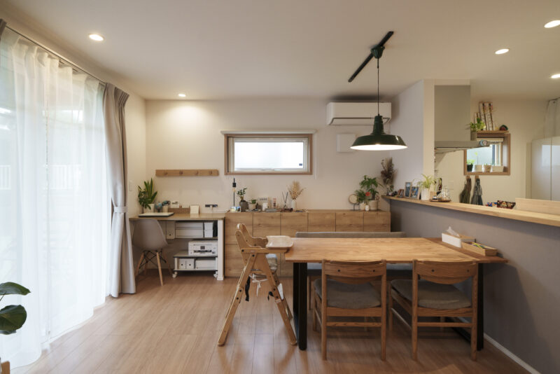 ナチュラルテイストのコーディネートでまとめた室内。