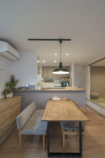 キッチンからリビング、ダイニングが見渡せる。家族の笑顔が集まる場所。