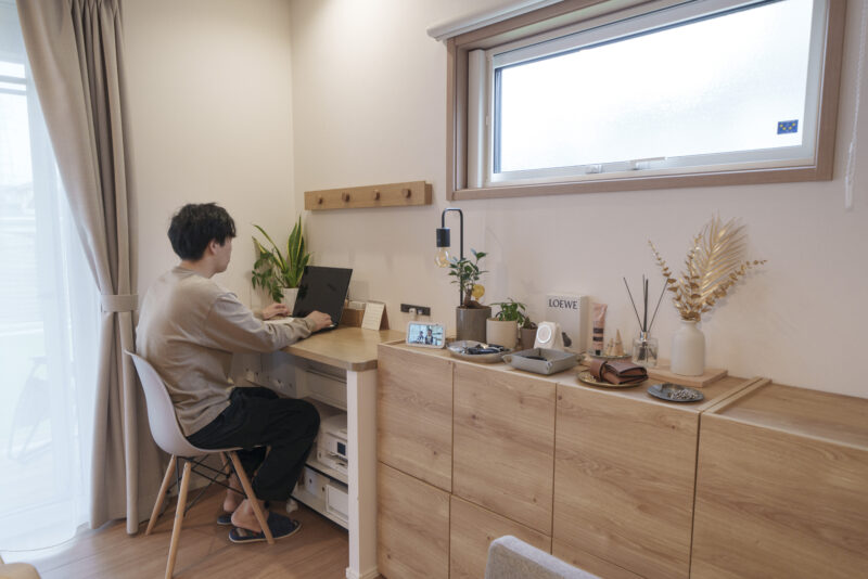 ダイニング横のカウンターはちょっとした作業に重宝しているそう。収納力もバツグン！