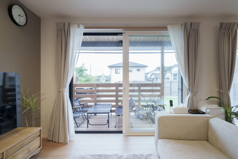 まさにリビングの延長となっているウッドデッキ。