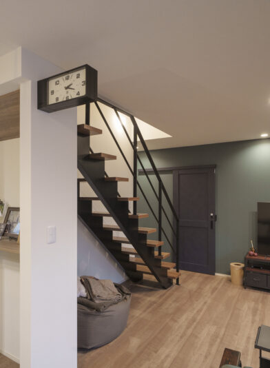 スケルトン階段と引戸のブラックが空間を引き締める。