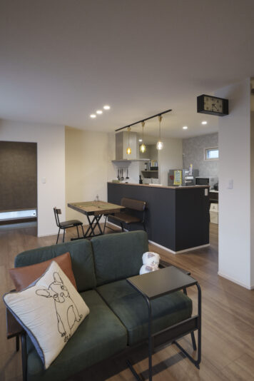 ダークグレーで落着きのある雰囲気にまとめたインテリアコーディネート。