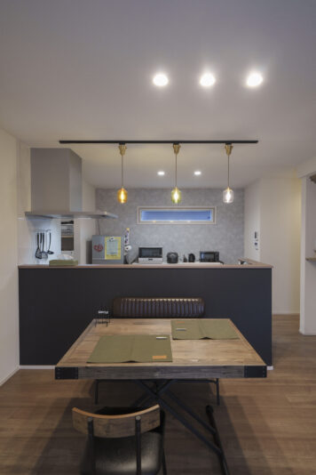 キッチンスペースは通常よりも広めに設計。玄関からパントリーを経由してアクセスできる、回遊性の高い間取り。