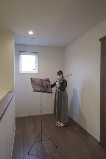 ２階踊り場部分には、将来ピアノを設置する予定。奥さまのバイオリン練習スペースにもなる。