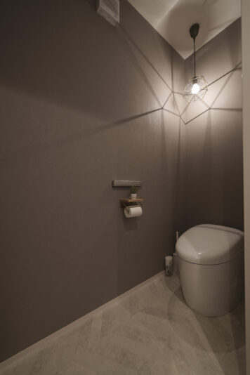 他の場所とは雰囲気を変えて、シックに仕上げたトイレ。