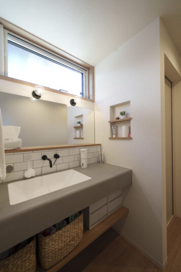 ナチュラルテイストでまとめた洗面室。壁のニッチが素敵。これもオリジナル。