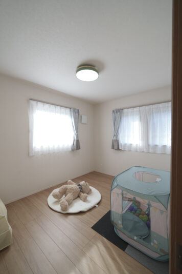 すっきりと明るいカラーでまとめた子ども部屋。
