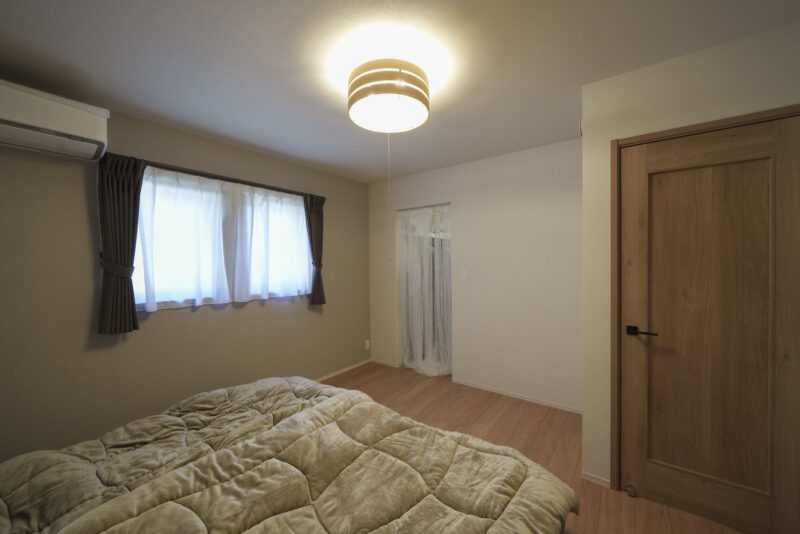 就寝前のゆったりとした時間が流れる寝室。