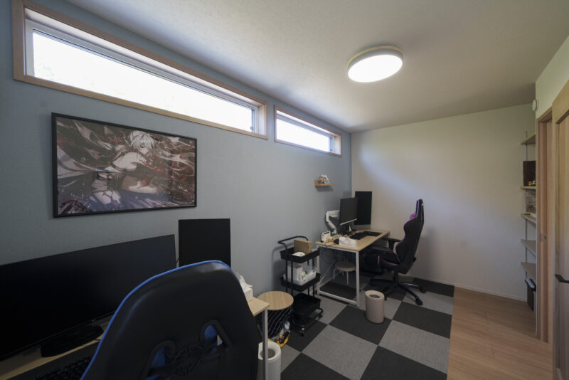 Ｔ夫妻の趣味部屋。ゲーミングPC が2 台仲良く並んでいる。「最近は別々のゲームをやることが多いですね。対戦系は熱くなって喧嘩になっちゃうので（笑）」とご主人。