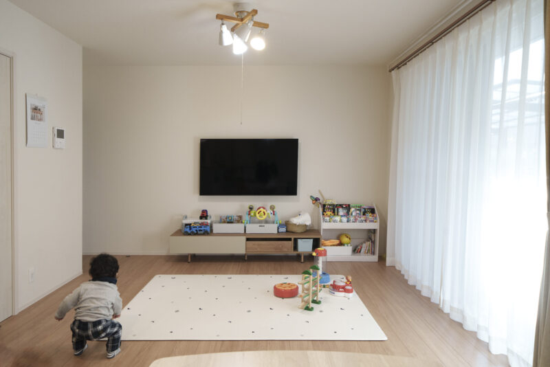 取材時お子さまは１歳７か月。室内を自由に歩き回れるので、安全のため階段の手前にゲートを付ける家庭も多いが、Ｔ邸の場合は階段前の引戸がゲートの役割も果たしている。