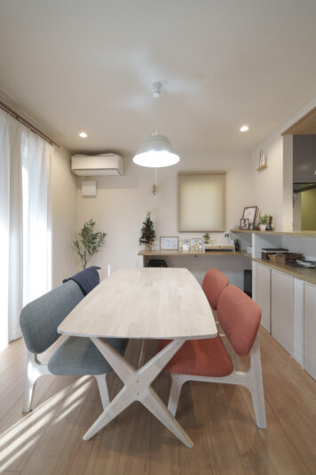 ダイニングテーブルと椅子は、子どもの安全と座りやすさを重視し、座面が低めのものをセレクト。空間を広く見せる効果も。